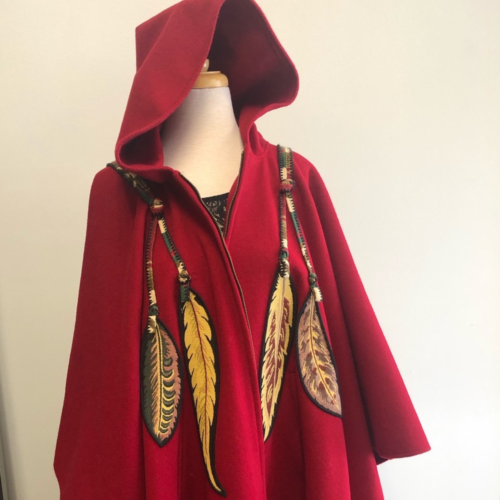 Coloratura feather cape long